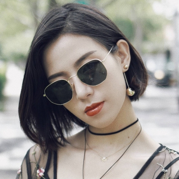 Κομψά αρσενικά γυαλιά ηλίου με λεπτές κορνίζες σε σκούρο χρώμα