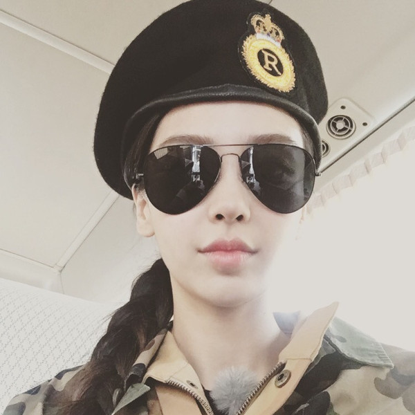 Ochelari de soare cu rame subtiri in mai multe culori potriviti pentru barbati si femei