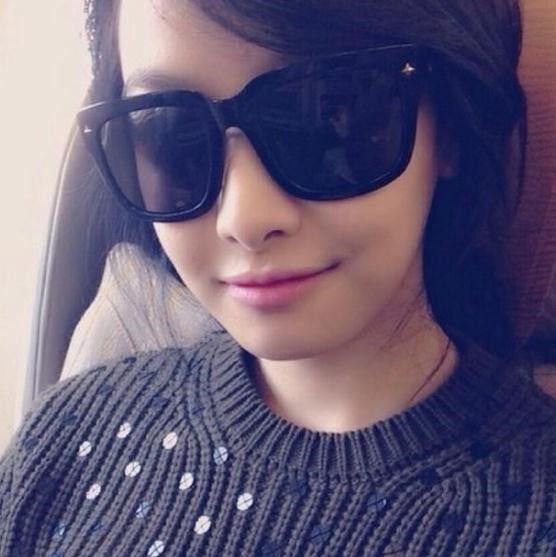 Γυαλιά ηλίου με τετράγωνο σχήμα και μεταλλική διακόσμηση σε τρία χρώματα