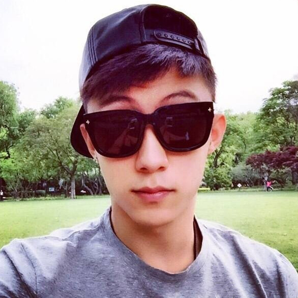 Γυαλιά ηλίου με τετράγωνο σχήμα και μεταλλική διακόσμηση σε τρία χρώματα