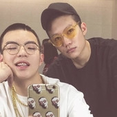 Σύγχρονα γυαλιά ηλίου σε διάφορα χρώματα κατάλληλα για άνδρες και γυναίκες