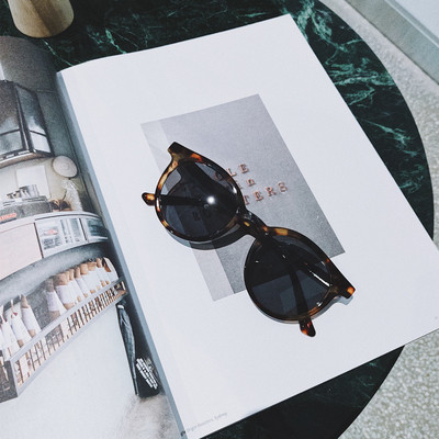 Σύγχρονα γυαλιά ηλίου σε διάφορα χρώματα κατάλληλα για άνδρες και γυναίκες