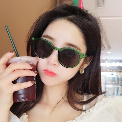 Σύγχρονα γυαλιά ηλίου σε διάφορα χρώματα κατάλληλα για άνδρες και γυναίκες