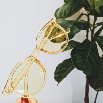 Σύγχρονα γυαλιά ηλίου σε διάφορα χρώματα κατάλληλα για άνδρες και γυναίκες