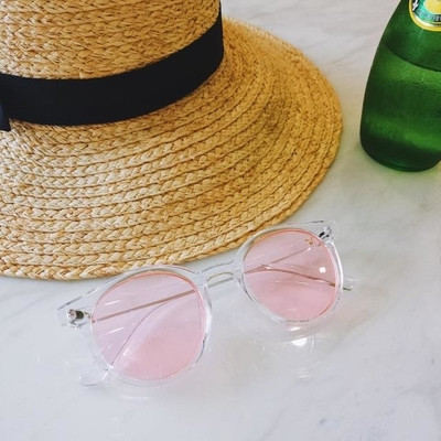 Σύγχρονα γυαλιά ηλίου σε διάφορα χρώματα κατάλληλα για άνδρες και γυναίκες