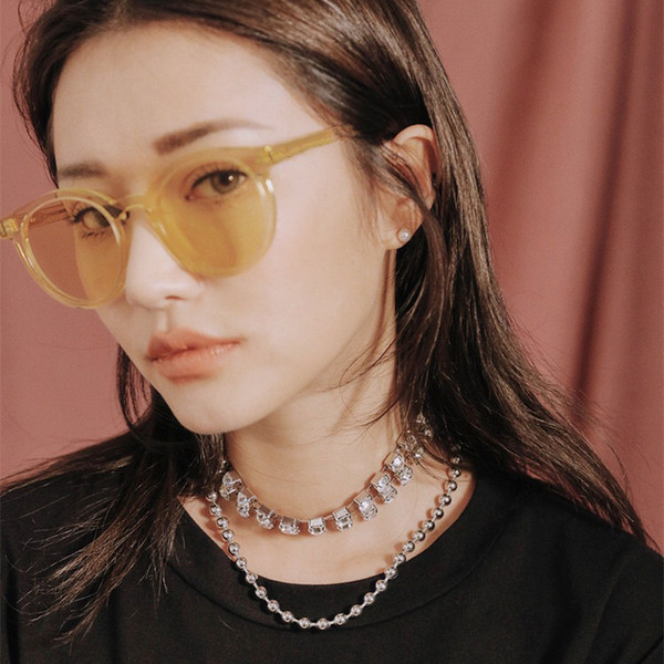 Σύγχρονα γυαλιά ηλίου σε διάφορα χρώματα κατάλληλα για άνδρες και γυναίκες