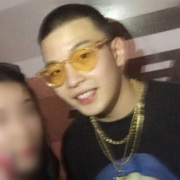 Σύγχρονα γυαλιά ηλίου σε διάφορα χρώματα κατάλληλα για άνδρες και γυναίκες