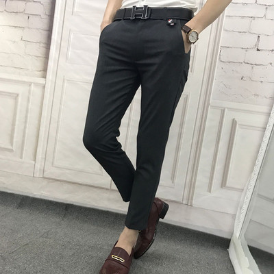 Τα καθαρά παντελόνια των ανδρών σε μαύρο και σκούρο γκρι χρώμα