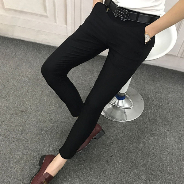 Τα καθαρά παντελόνια των ανδρών σε μαύρο και σκούρο γκρι χρώμα