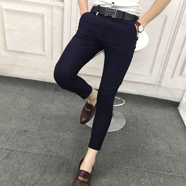 Τα καθαρά παντελόνια των ανδρών σε μαύρο και σκούρο γκρι χρώμα