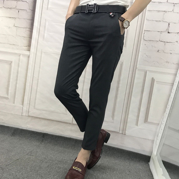 Τα καθαρά παντελόνια των ανδρών σε μαύρο και σκούρο γκρι χρώμα