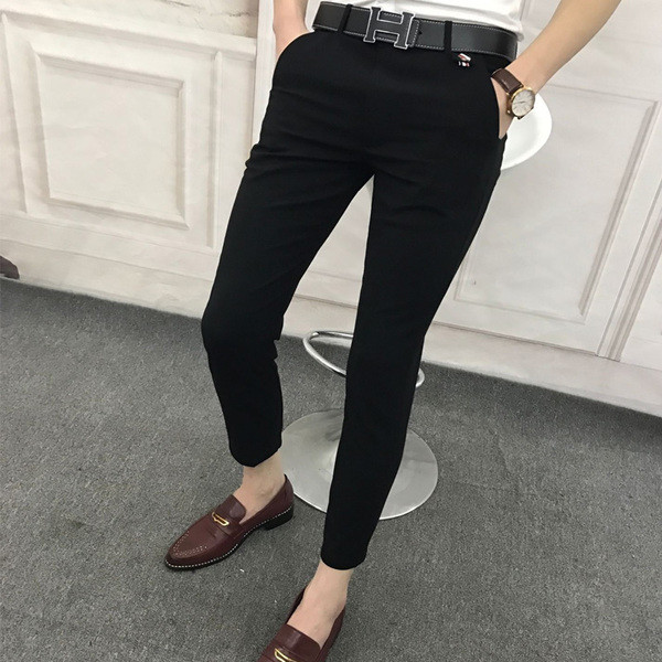 Τα καθαρά παντελόνια των ανδρών σε μαύρο και σκούρο γκρι χρώμα