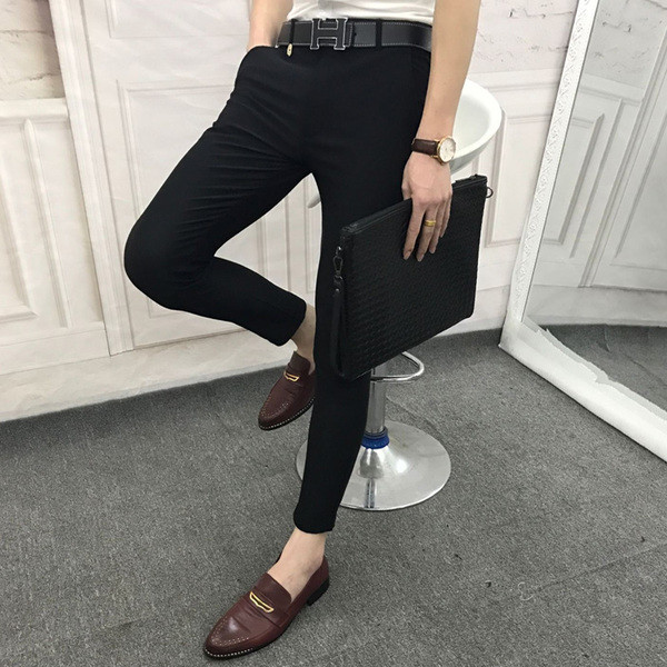 Τα καθαρά παντελόνια των ανδρών σε μαύρο και σκούρο γκρι χρώμα