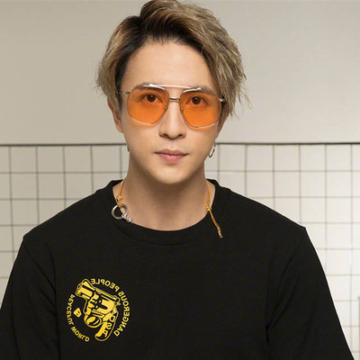 Λεπτά γυαλιά με ένα λεπτό πλαίσιο σε διάφορα χρώματα