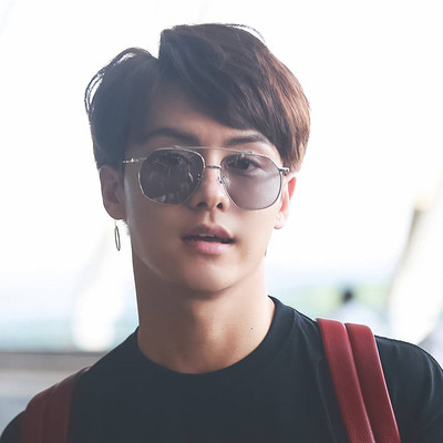 Λεπτά γυαλιά με ένα λεπτό πλαίσιο σε διάφορα χρώματα