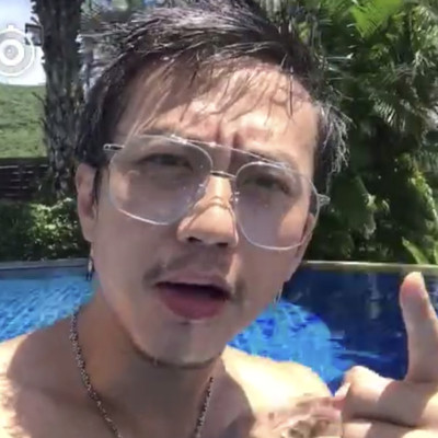 Λεπτά γυαλιά με ένα λεπτό πλαίσιο σε διάφορα χρώματα