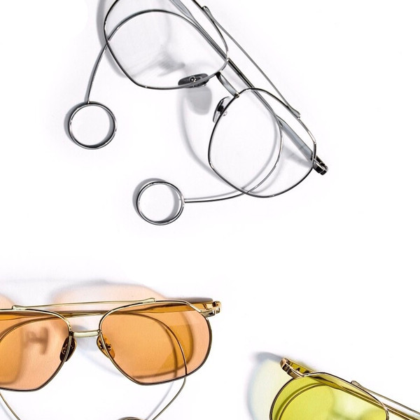 Λεπτά γυαλιά με ένα λεπτό πλαίσιο σε διάφορα χρώματα