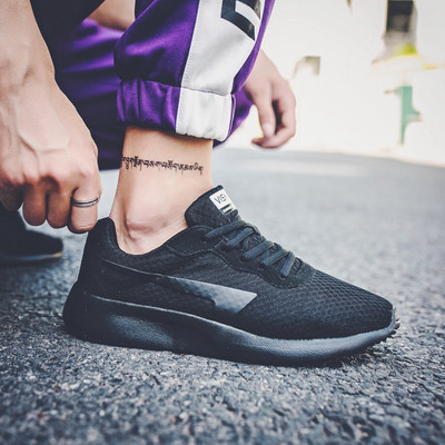 Τρέχοντα αρσενικά πάνινα παπούτσια σε διάφορα μοντέλα