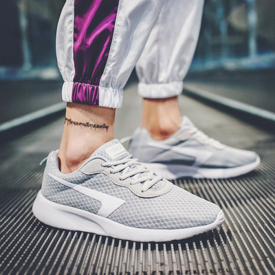 Τρέχοντα αρσενικά πάνινα παπούτσια σε διάφορα μοντέλα