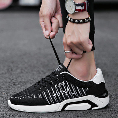 Τρέχοντα αρσενικά πάνινα παπούτσια σε διάφορα μοντέλα