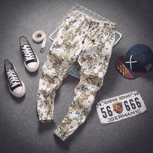 Modern színes férfi nadrág virágos motívumokkal