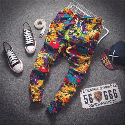 Modern színes férfi nadrág virágos motívumokkal