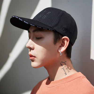 Αντρικά καπέλα σε μαύρο χρώμα με επιγραφή