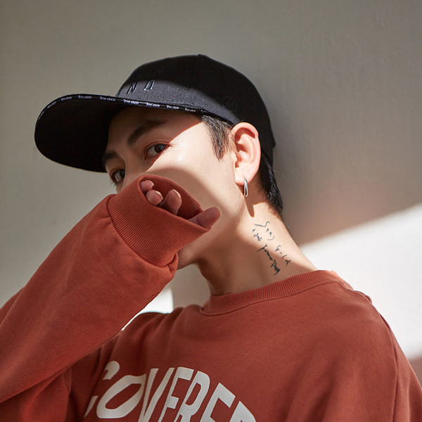 Αντρικά καπέλα σε μαύρο χρώμα με επιγραφή