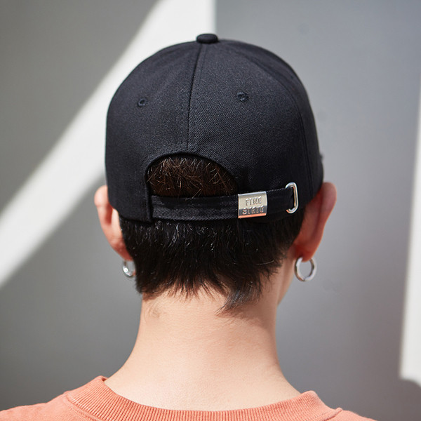 Αντρικά καπέλα σε μαύρο χρώμα με επιγραφή