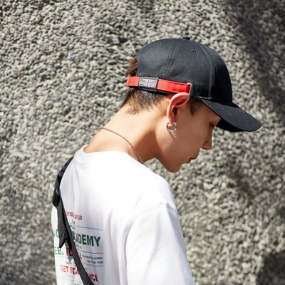 Ένα casual καπέλο για άνδρες με γείσο σε διάφορα χρώματα με επιγραφές