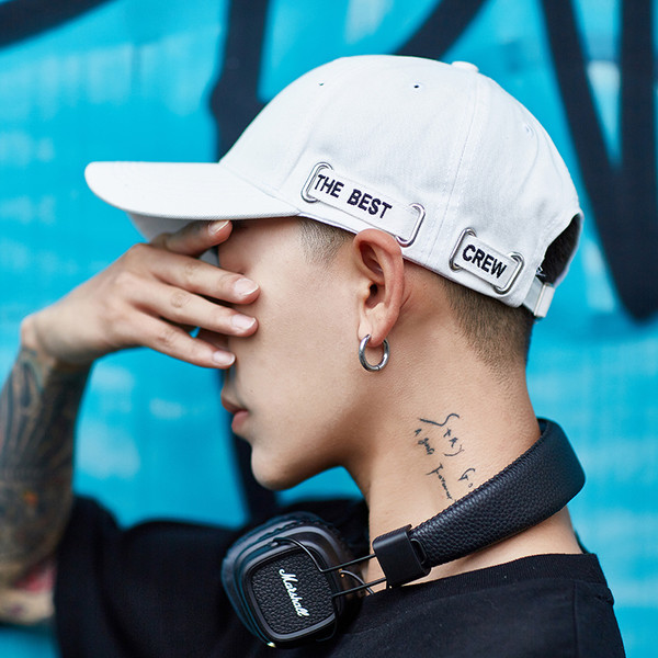 Ένα casual καπέλο για άνδρες με γείσο σε διάφορα χρώματα με επιγραφές