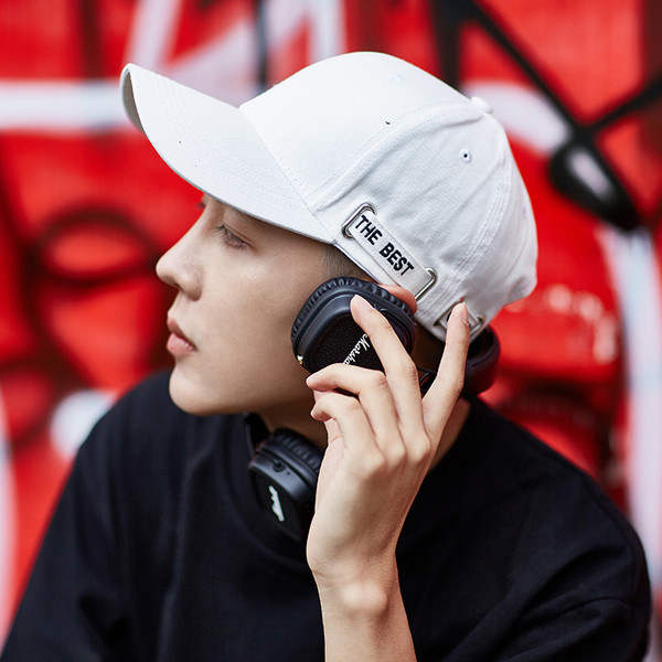 Ένα casual καπέλο για άνδρες με γείσο σε διάφορα χρώματα με επιγραφές