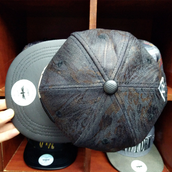 Palarie barbateasca cu viziera dreapta in mai multe modele