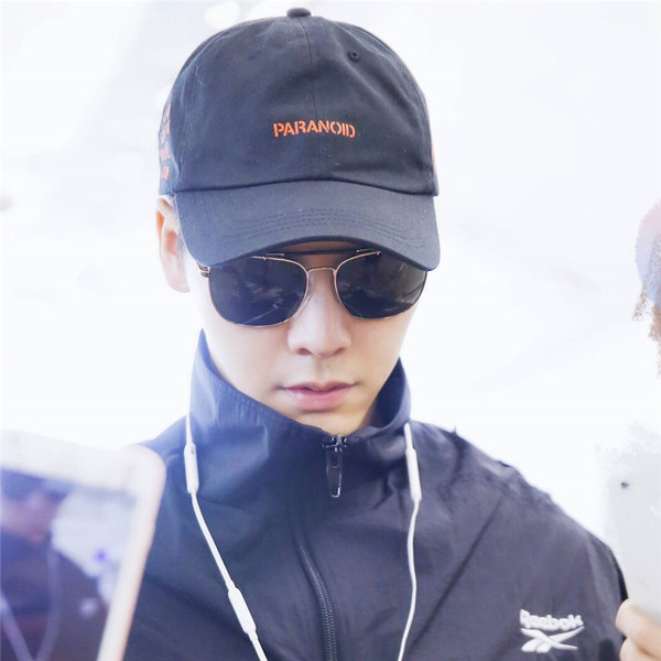 Pălărie casual bărbătească cu vizor în două culori cu inscripție