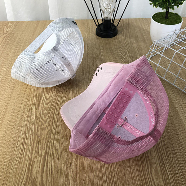 Palarie de vara cu plasa si decor metalic in mai multe culori potrivita pentru barbati si femei