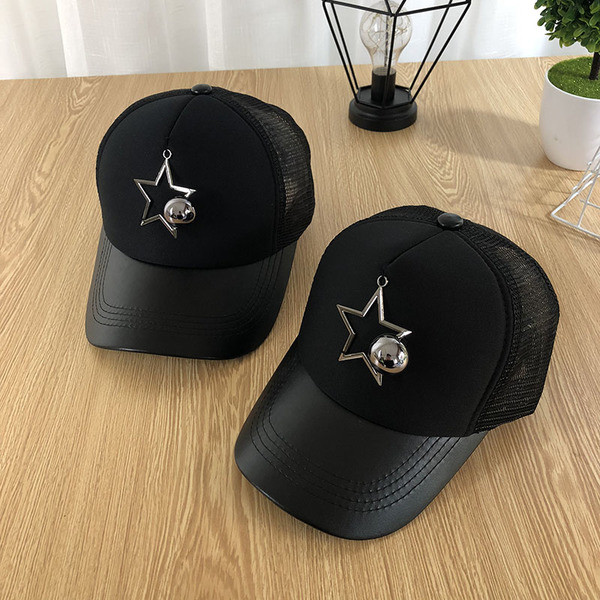 Casual καπέλο ανδρών με μεταλλική διακόσμηση σε μαύρο χρώμα