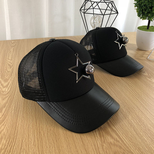 Casual καπέλο ανδρών με μεταλλική διακόσμηση σε μαύρο χρώμα