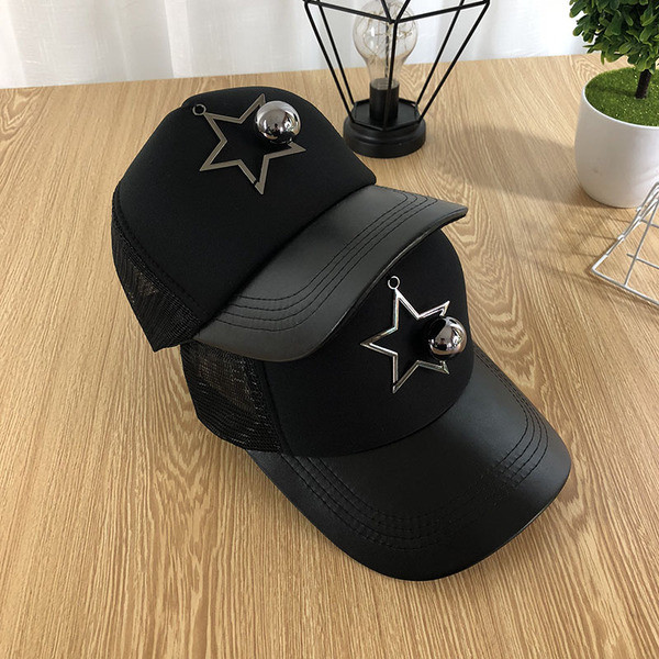 Casual καπέλο ανδρών με μεταλλική διακόσμηση σε μαύρο χρώμα