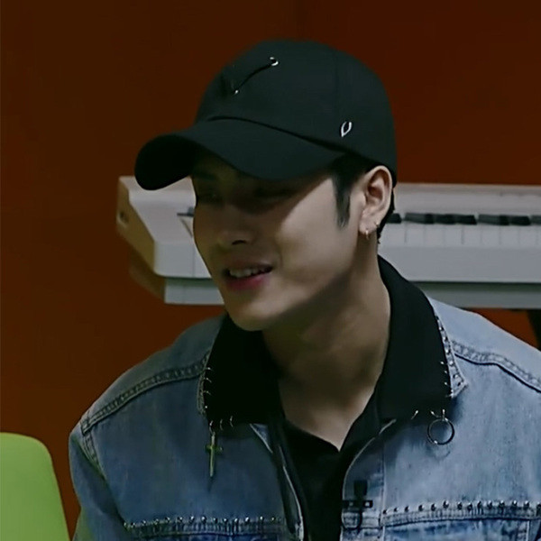 Αντρικά καπέλα με λευκούς και μαύρους δεσμούς