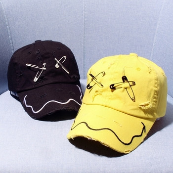 Μοντέρνο καπέλο ανδρών με σχισμένα σχέδια και μεταλλική διακόσμηση σε μαύρο και κίτρινο χρώμα