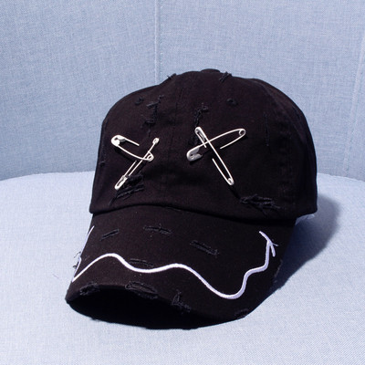 Μοντέρνο καπέλο ανδρών με σχισμένα σχέδια και μεταλλική διακόσμηση σε μαύρο και κίτρινο χρώμα