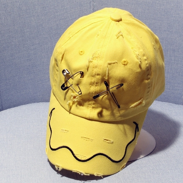 Μοντέρνο καπέλο ανδρών με σχισμένα σχέδια και μεταλλική διακόσμηση σε μαύρο και κίτρινο χρώμα