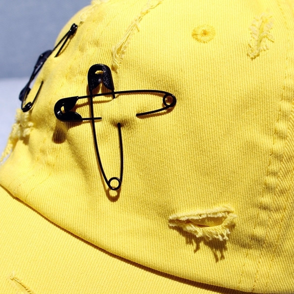 Μοντέρνο καπέλο ανδρών με σχισμένα σχέδια και μεταλλική διακόσμηση σε μαύρο και κίτρινο χρώμα