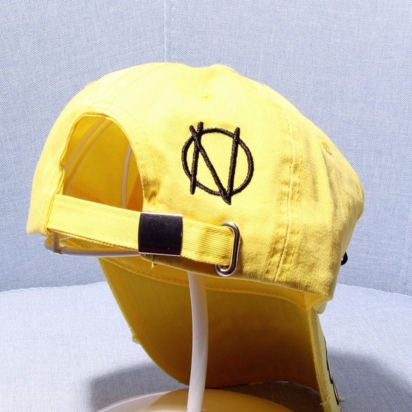 Μοντέρνο καπέλο ανδρών με σχισμένα σχέδια και μεταλλική διακόσμηση σε μαύρο και κίτρινο χρώμα