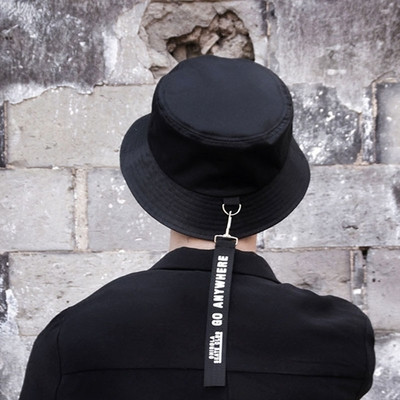 Мъжка шапка с надпис и аксесоар  в черен цвят