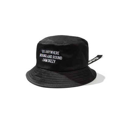 Αντρικά καπέλα με μαύρα γράμματα και αξεσουάρ