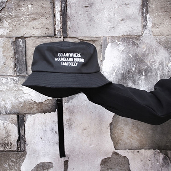 Αντρικά καπέλα με μαύρα γράμματα και αξεσουάρ