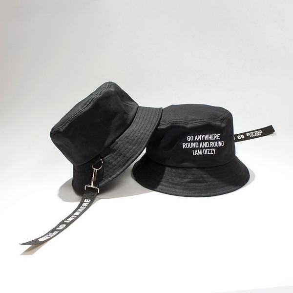 Αντρικά καπέλα με μαύρα γράμματα και αξεσουάρ