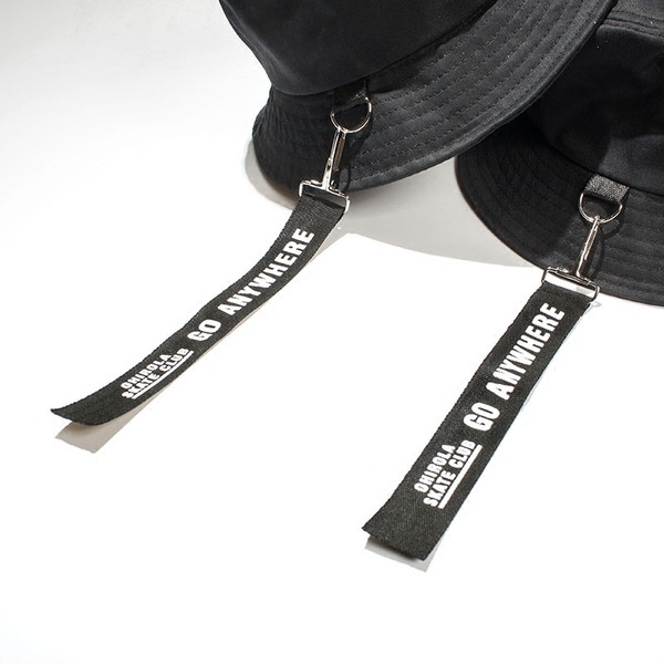 Αντρικά καπέλα με μαύρα γράμματα και αξεσουάρ