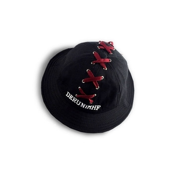 Ανδρικό καπέλο με επιγραφή και συνδέσμους σε μαύρο και άσπρο